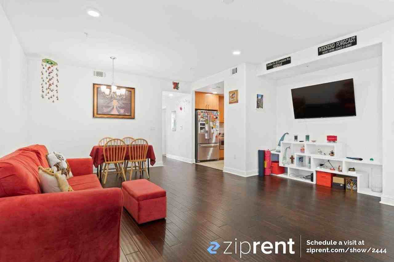 2585 El Camino Real #202