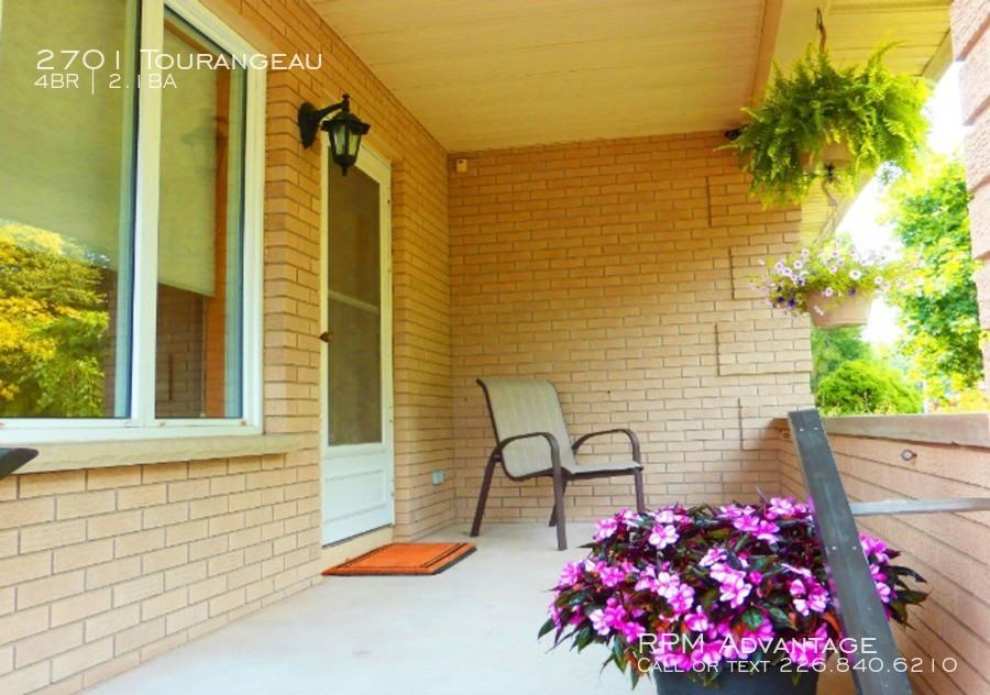 2701 Tourangeau Rd - Photo 3 of 21