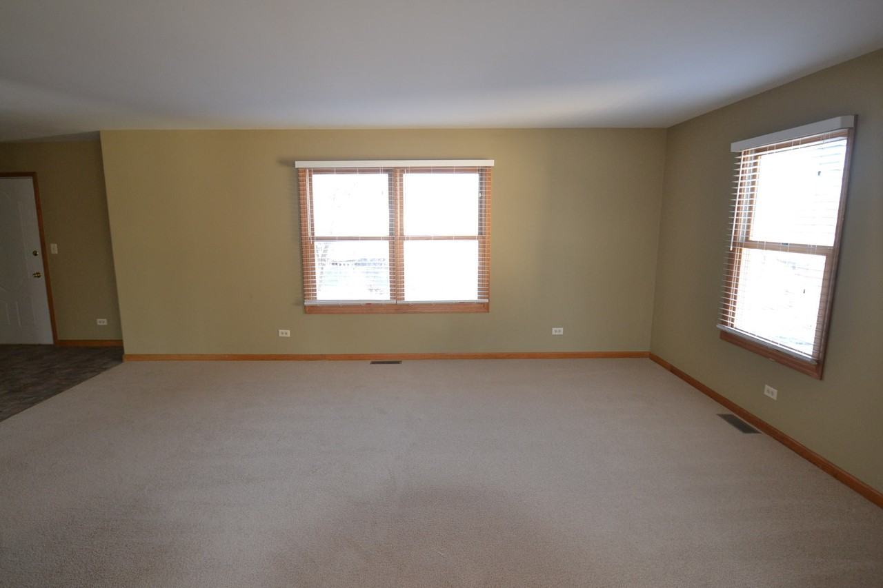 6715 Hawthorne Dr - Photo 3 of 9