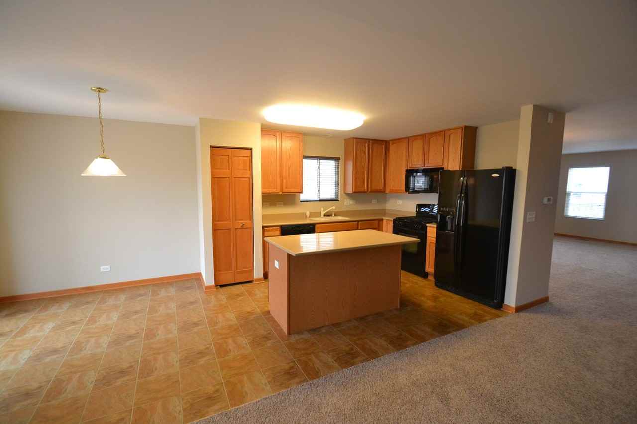 910 Shelter Island Ln - Photo 3 of 9