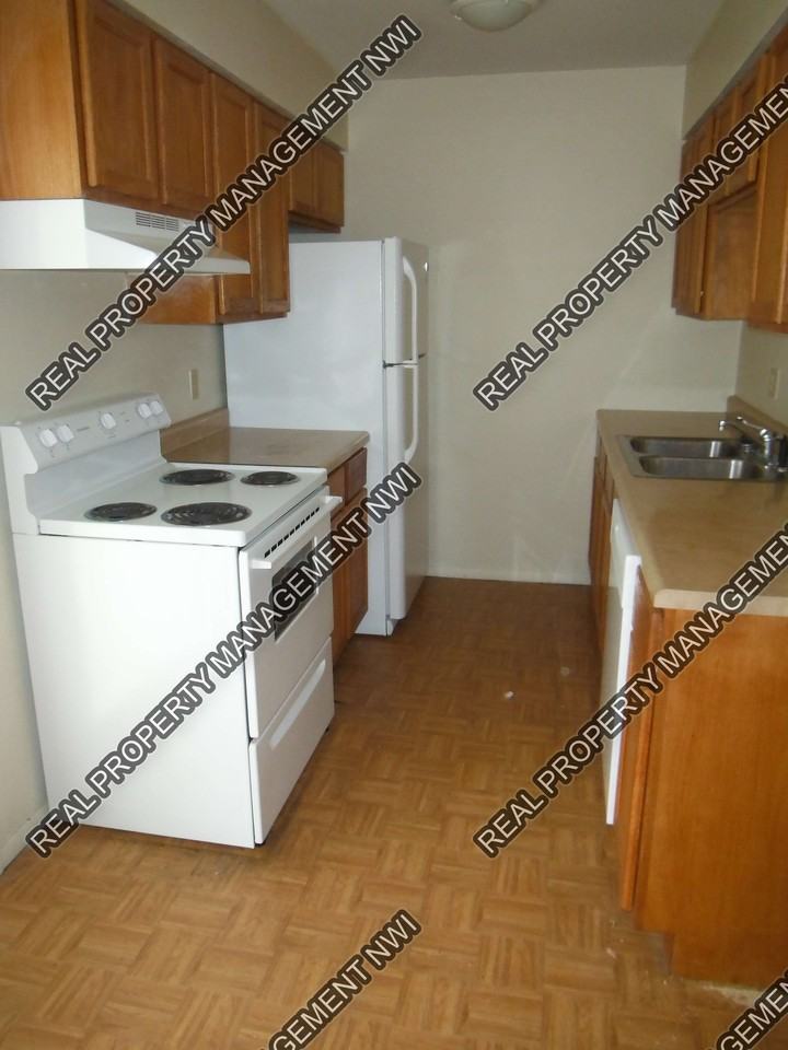 2221 Yorktowne Dr - Photo 3 of 8