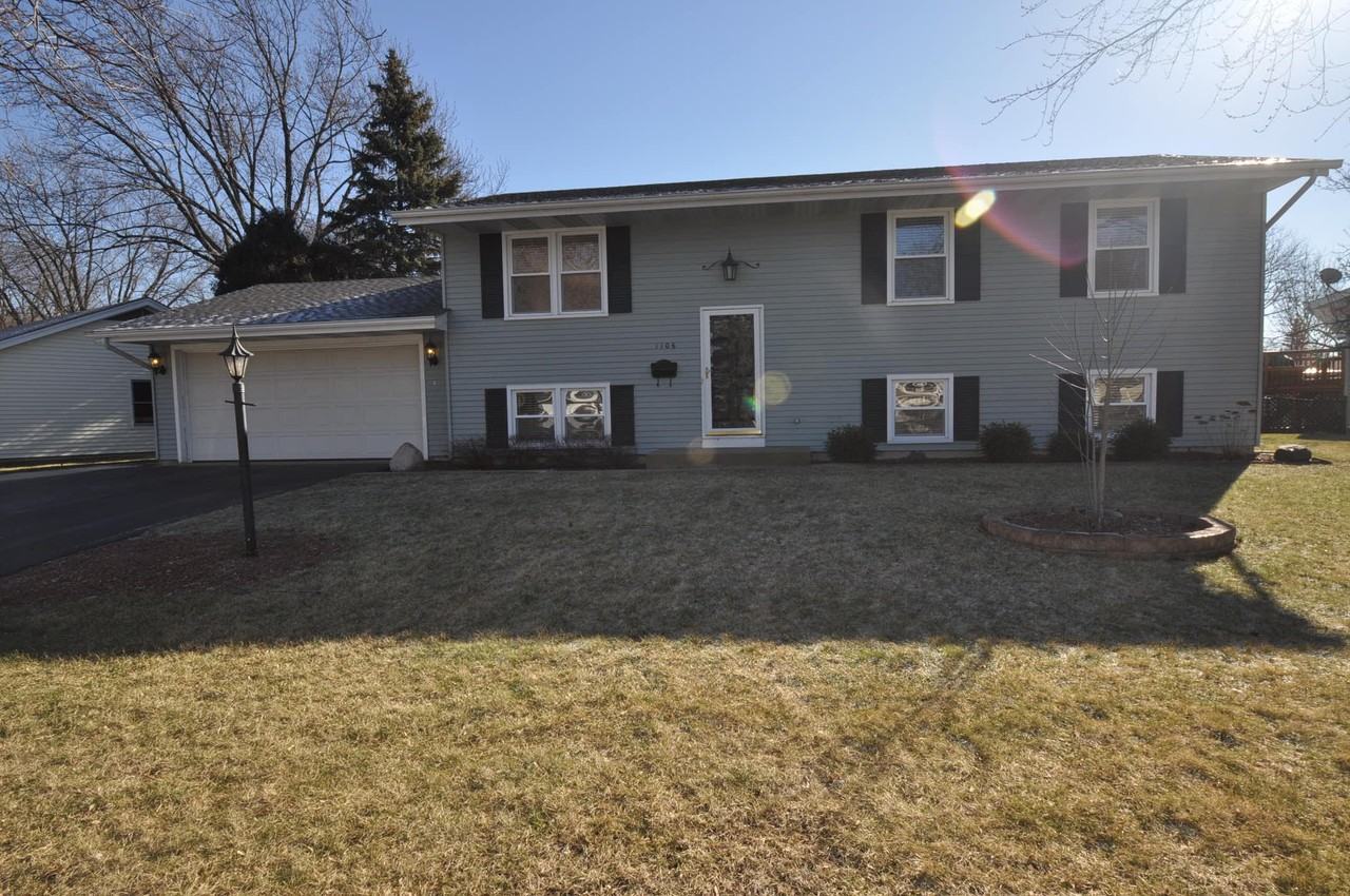 1106 Greenfield Cir - Photo 2 of 13