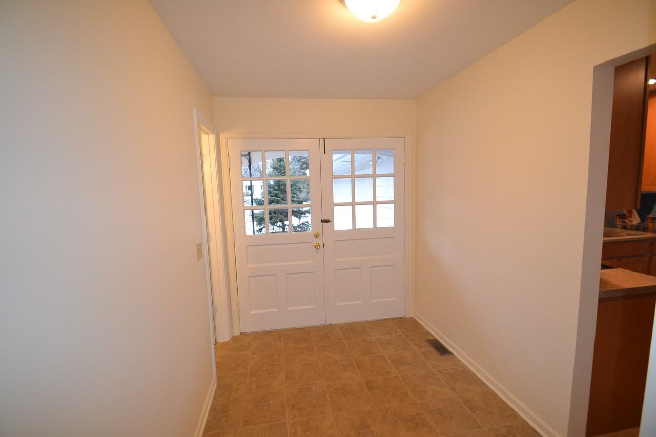 828 Winmoor Dr - Photo 2 of 10