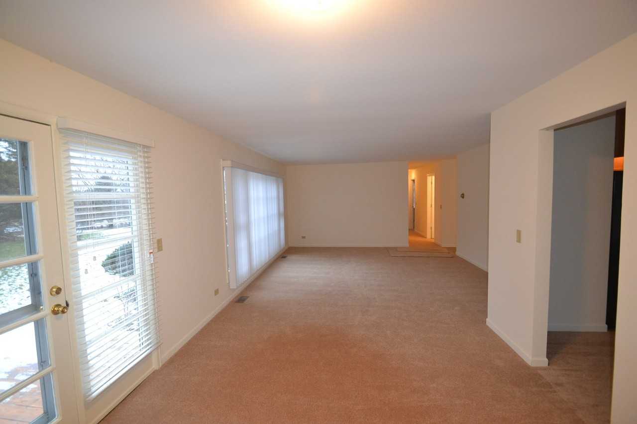 828 Winmoor Dr - Photo 3 of 10