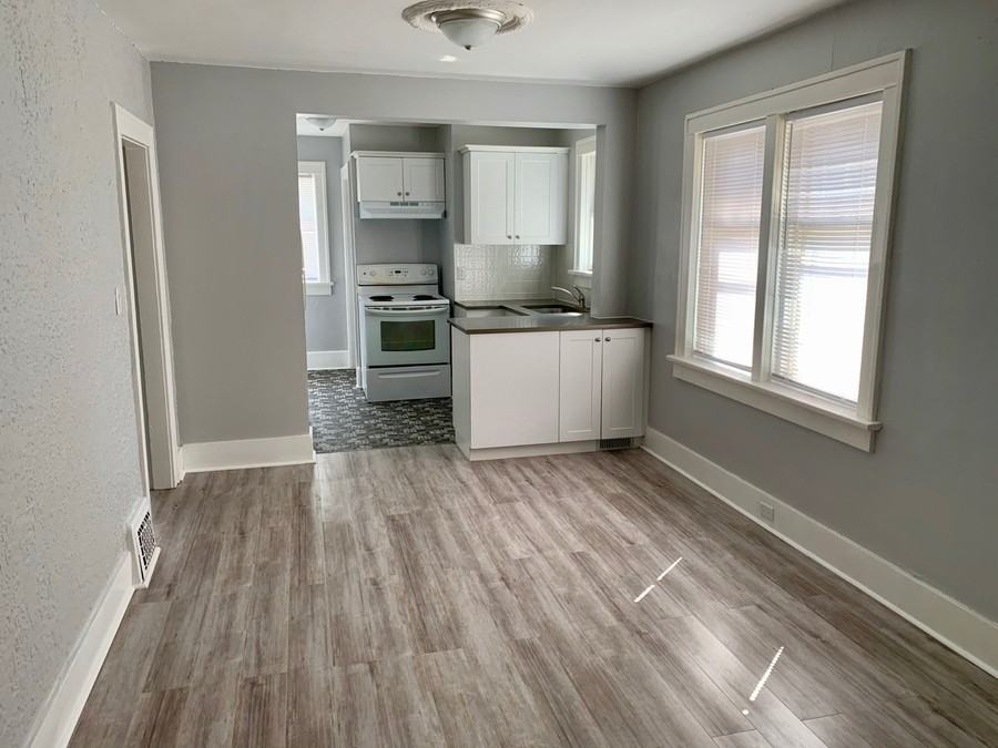 1563 Athol St - Photo 3 of 18
