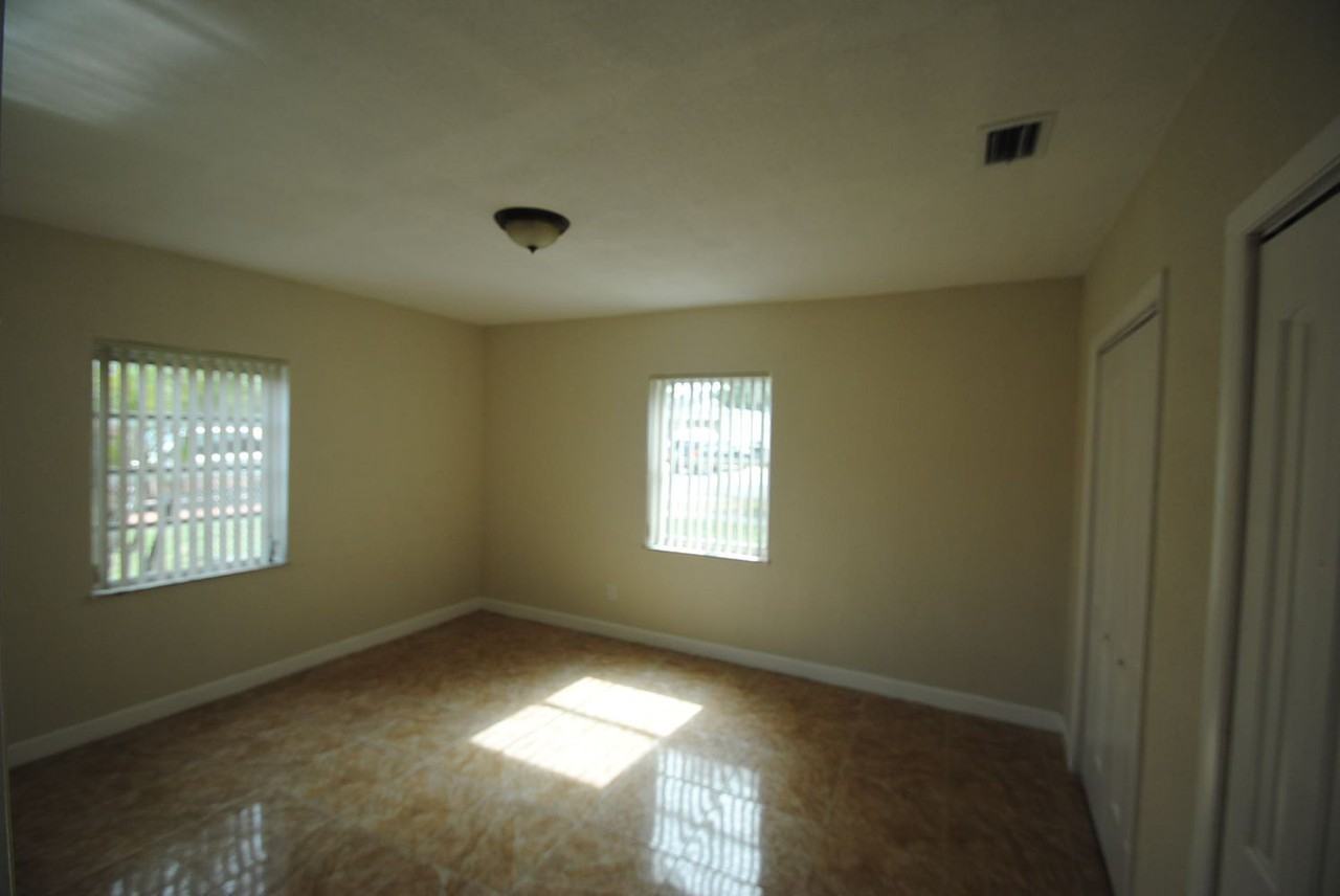 1041 Ne 142nd St - Photo 2 of 11