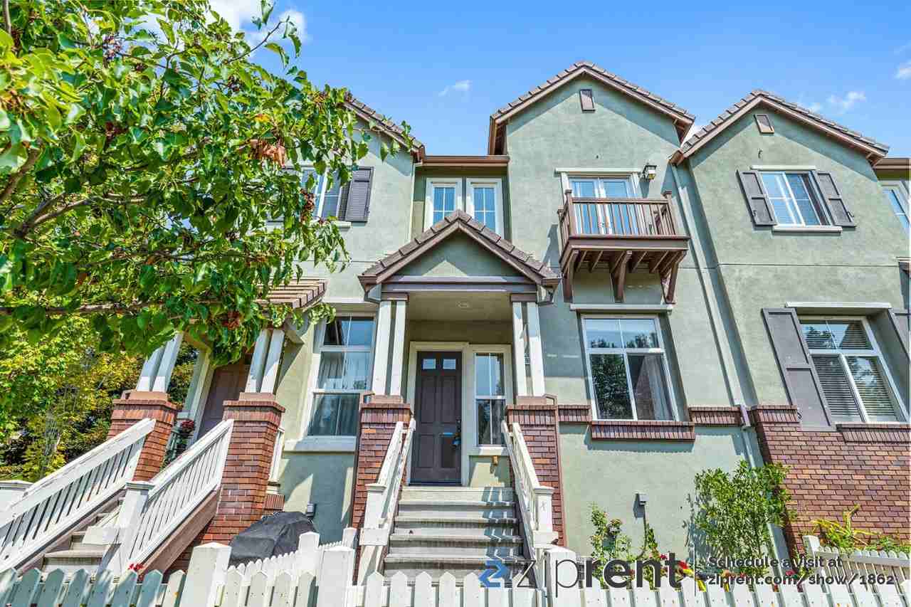 49000 Woodgrove Cmn - Photo 3 of 17
