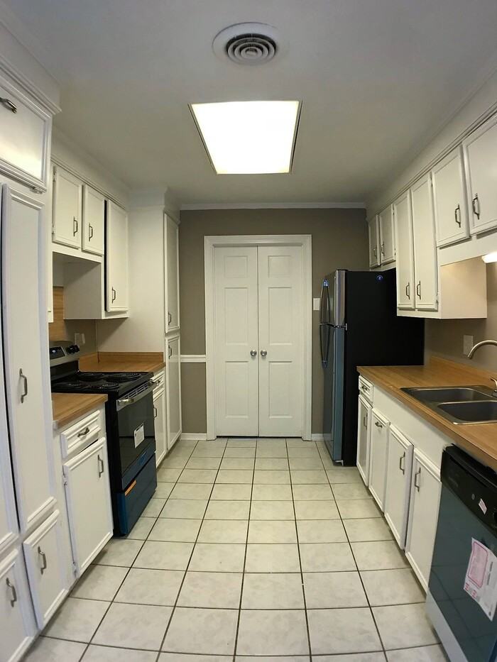 214 Edinburgh Ct - Photo 3 of 18
