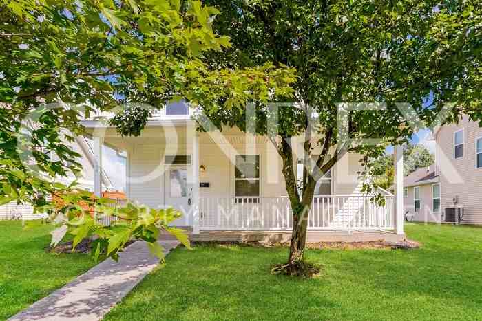 2944 Hervey St - Photo 2 of 11
