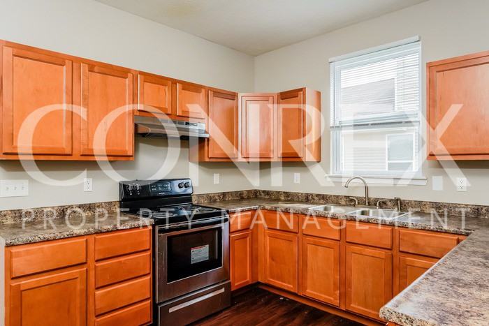 2944 Hervey St - Photo 3 of 11