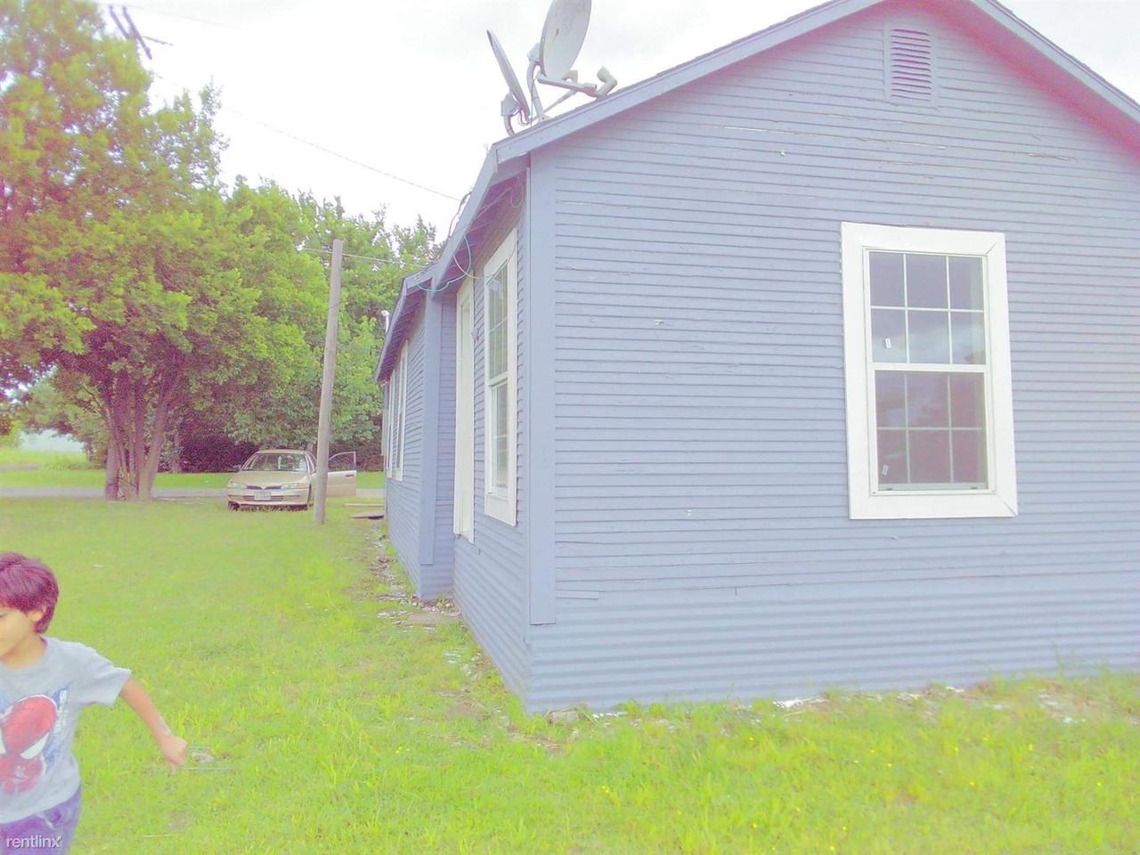 300 S Houston St - Photo 3 of 12