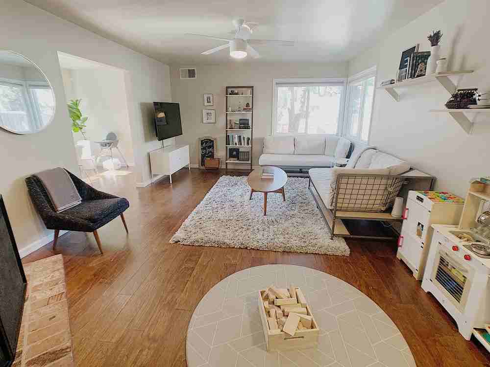 740 E Hillcrest Dr - Photo 2 of 26