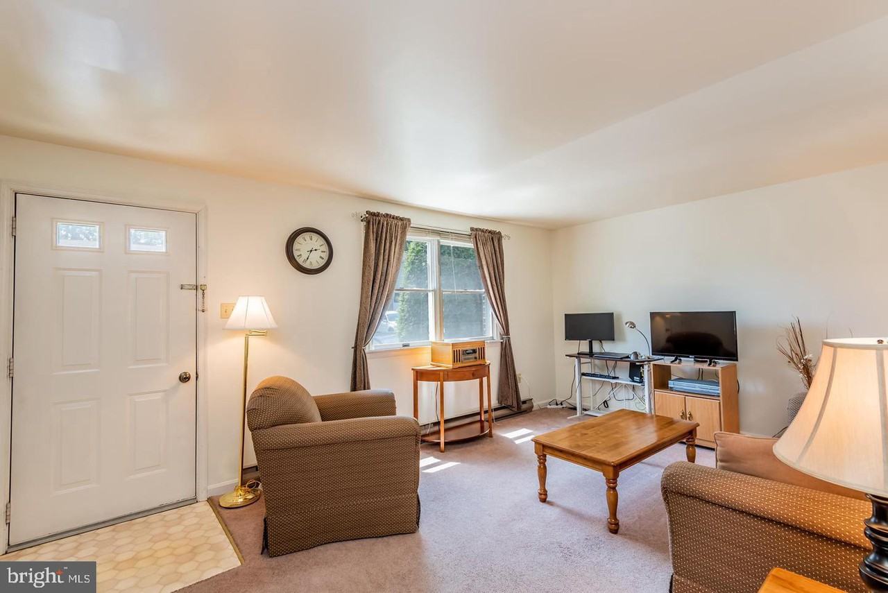 632 Gates Ln - Photo 2 of 22