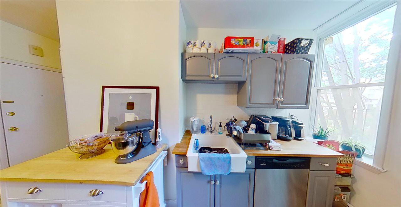 208 7th St Apt 2r - Photo 2 of 9