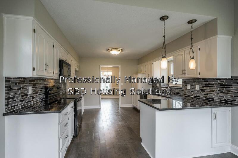 312 Nw Locust St - Photo 3 of 43