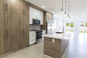 617 Northeast 14th Avenue - Photo 3 of 20