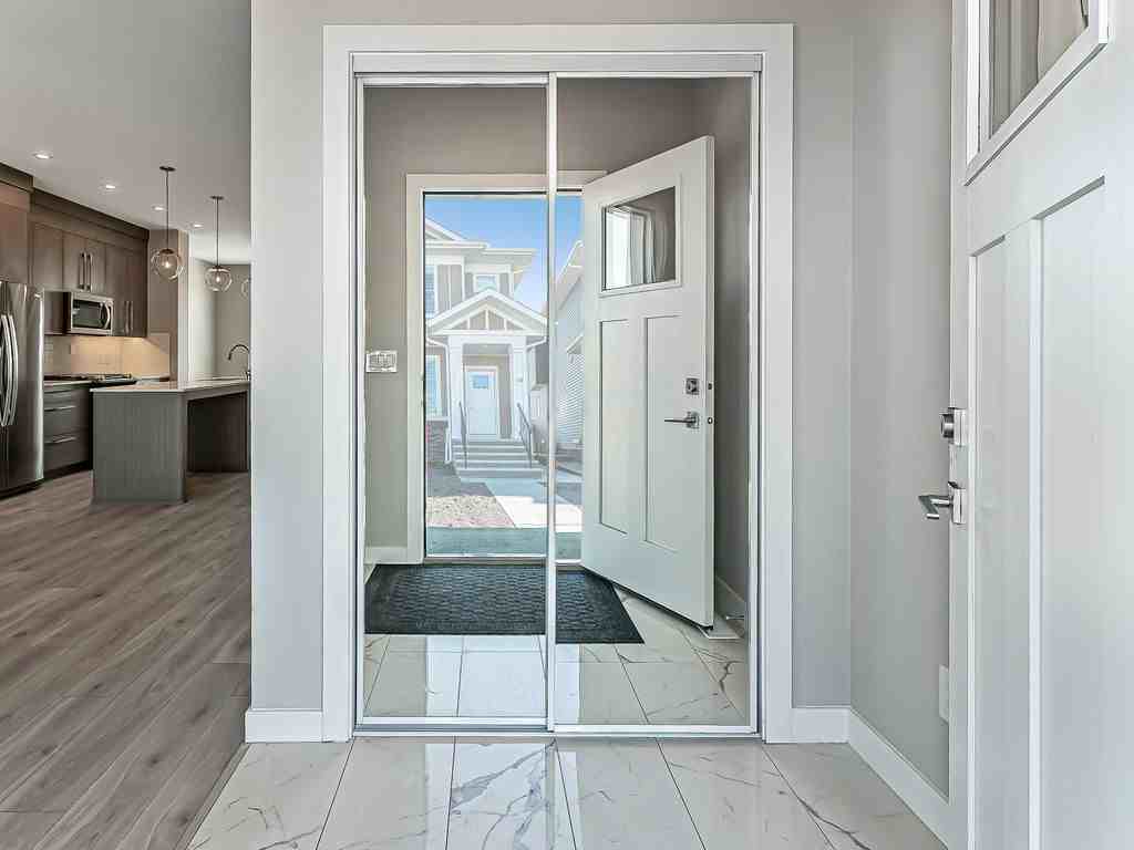 862 Walgrove Blvd Se - Photo 3 of 32