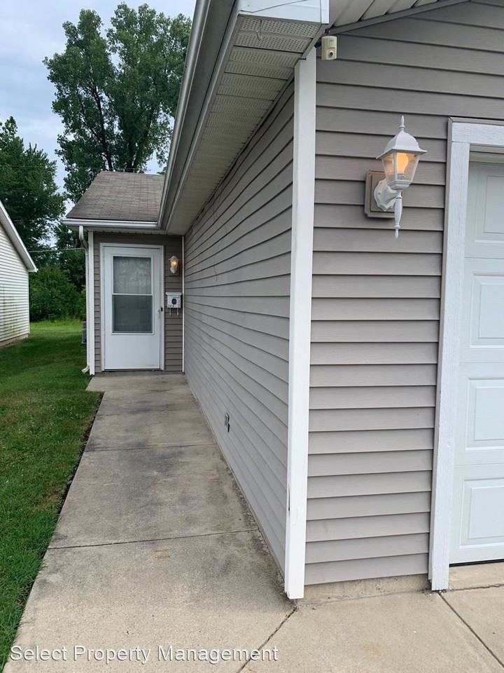 2414 Alma Ave - Photo 2 of 9