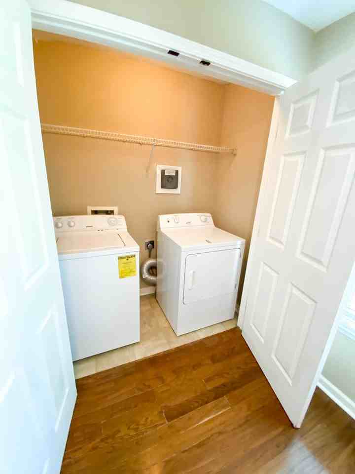 29 Twin Oaks Pl - Photo 2 of 18