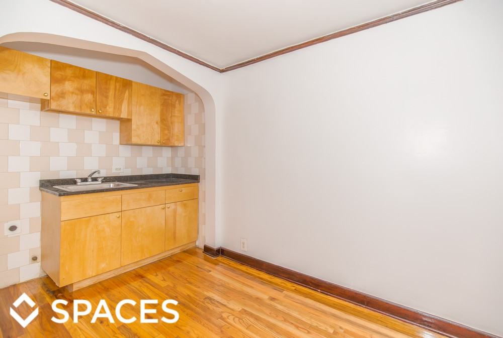 846 W Montrose - Photo 3 of 11