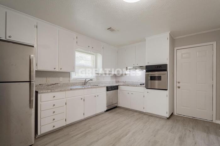 1920 Wentworth Dr - Photo 3 of 23