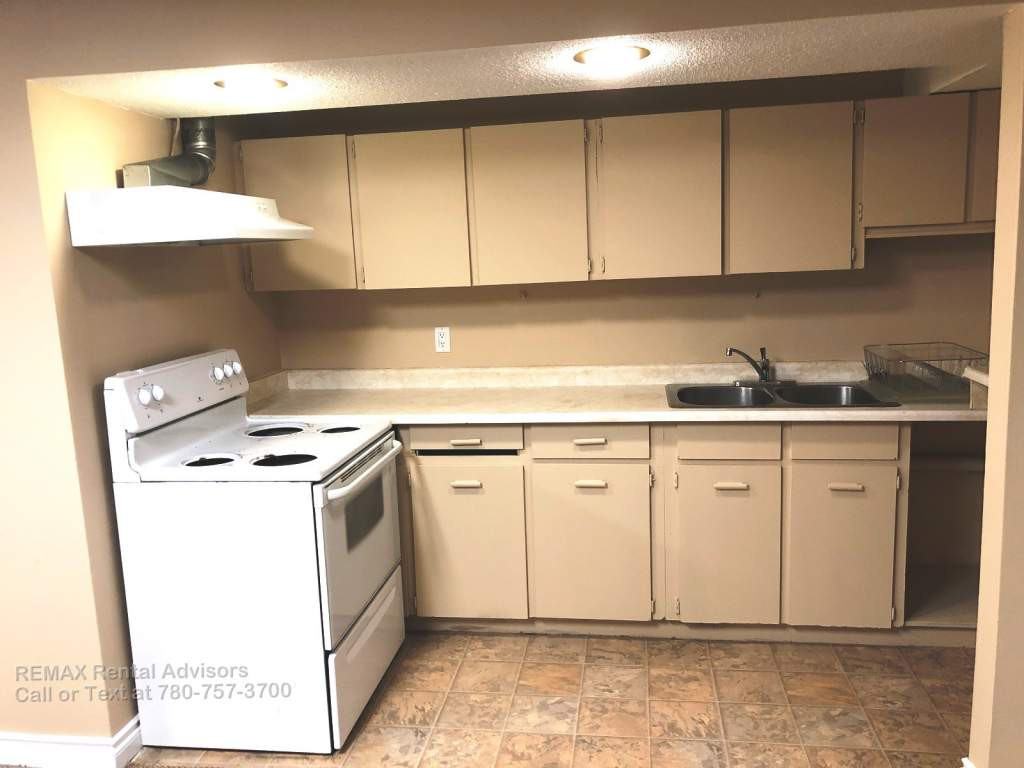 8516 141 Avenue Northwest - Photo 3 of 22