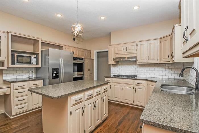 16037 Meadow Ln - Photo 2 of 13