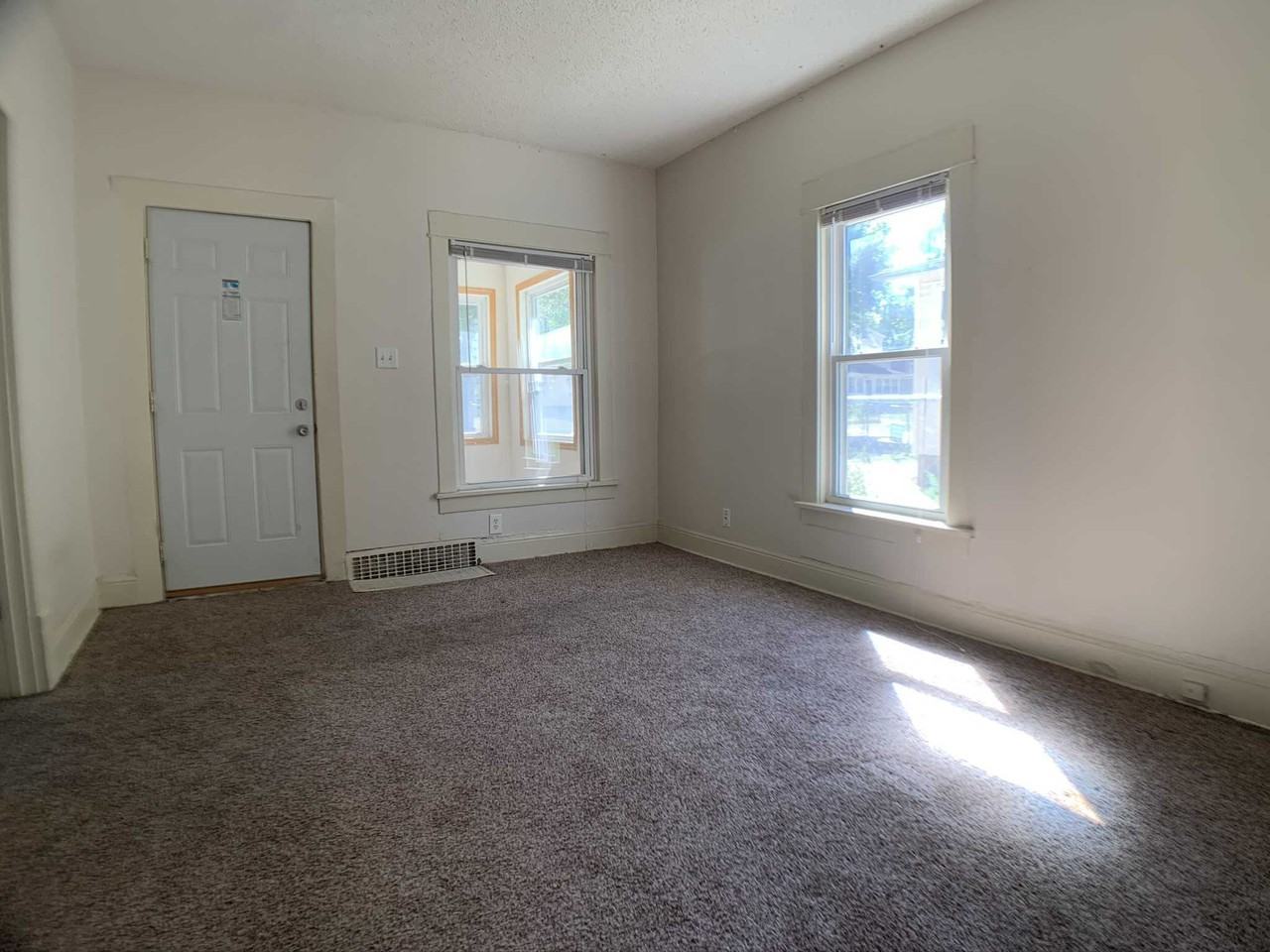 1701 Gillette St - Photo 3 of 17