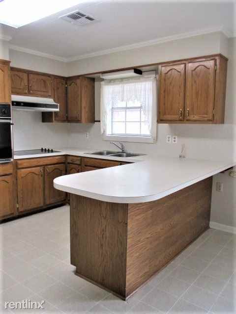 1009 Poplar St - Photo 2 of 9