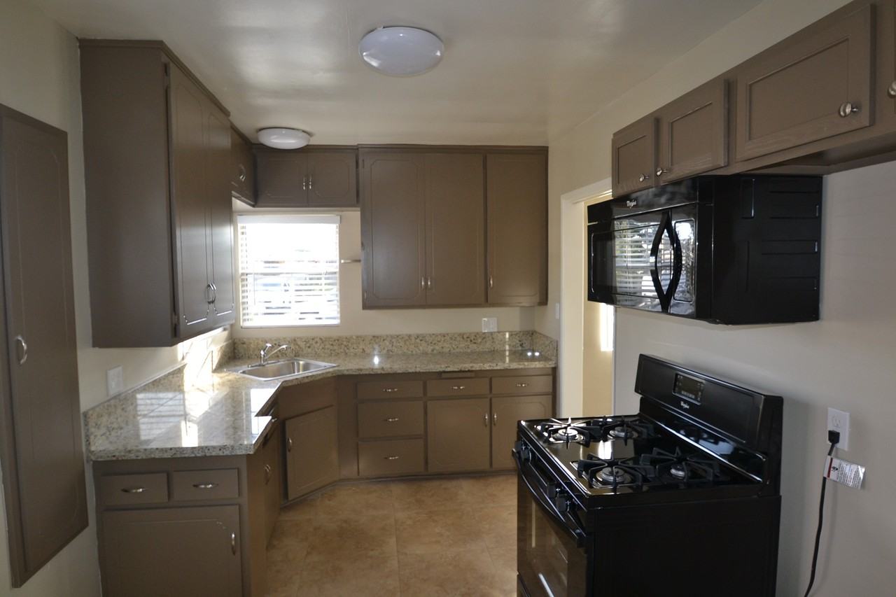 10995 Colyer Ave - Photo 3 of 5
