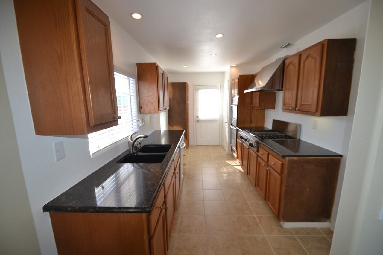 786 Salem Ave - Photo 3 of 5