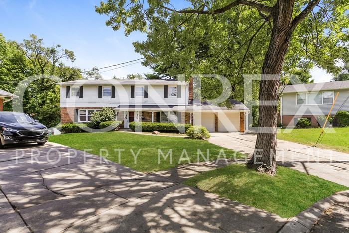 2320 Whitewood Ln - Photo 2 of 12