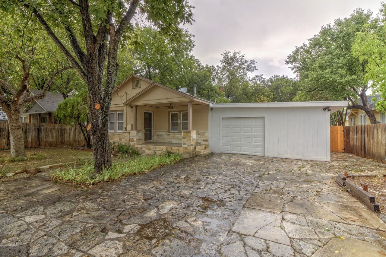 607 E 15th St - Photo 2 of 36