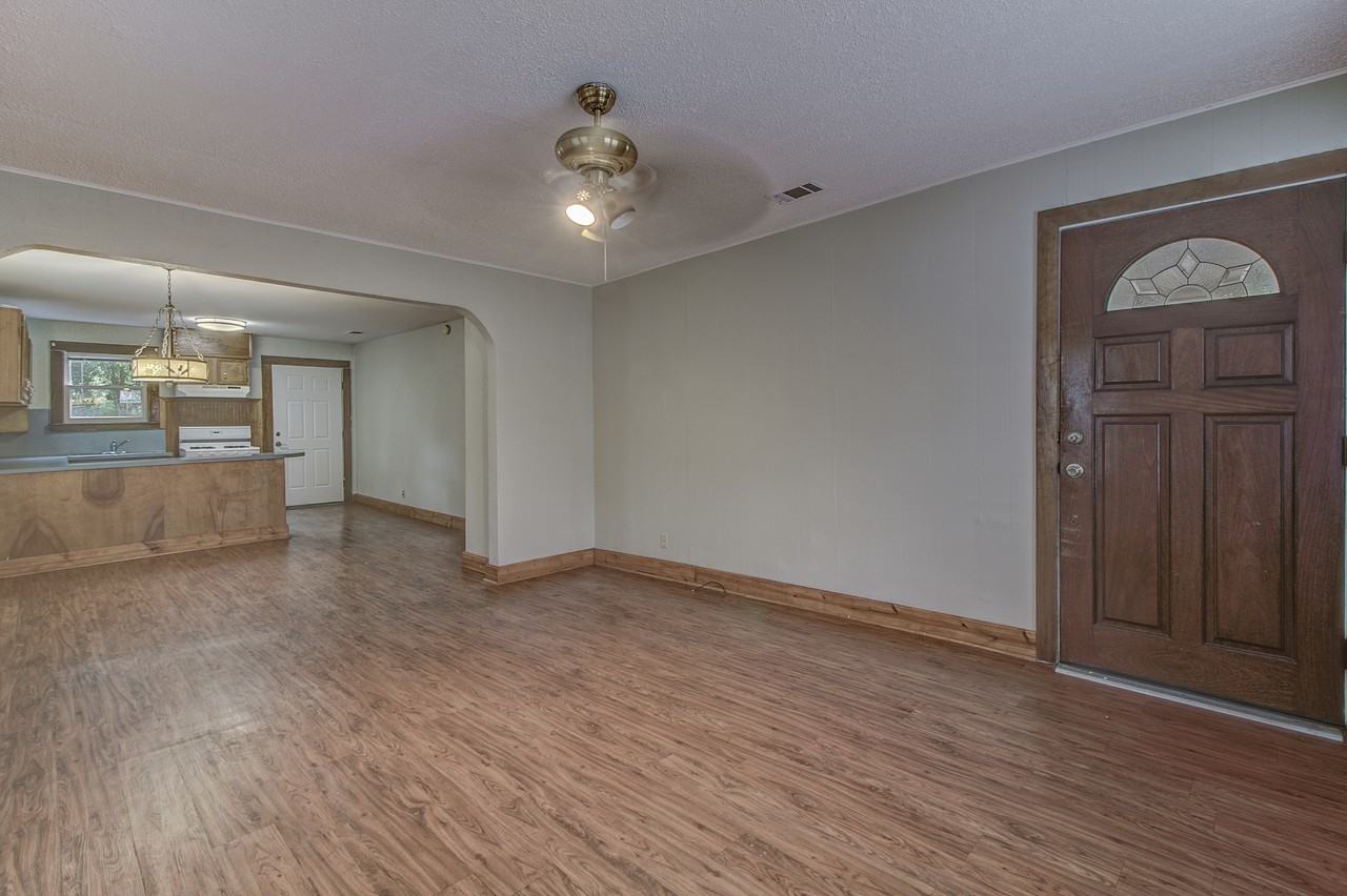 607 E 15th St - Photo 6 of 36