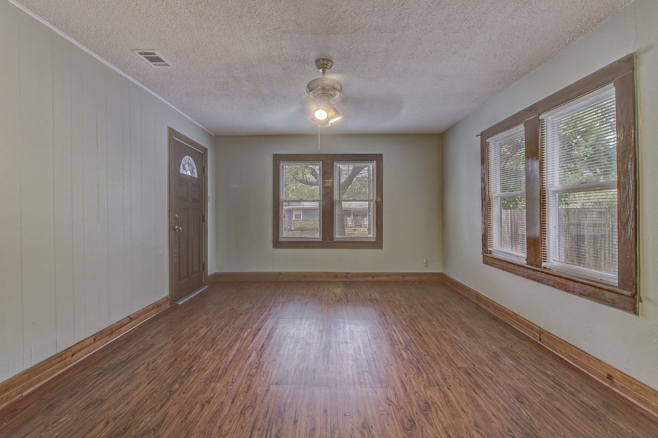 607 E 15th St - Photo 7 of 36