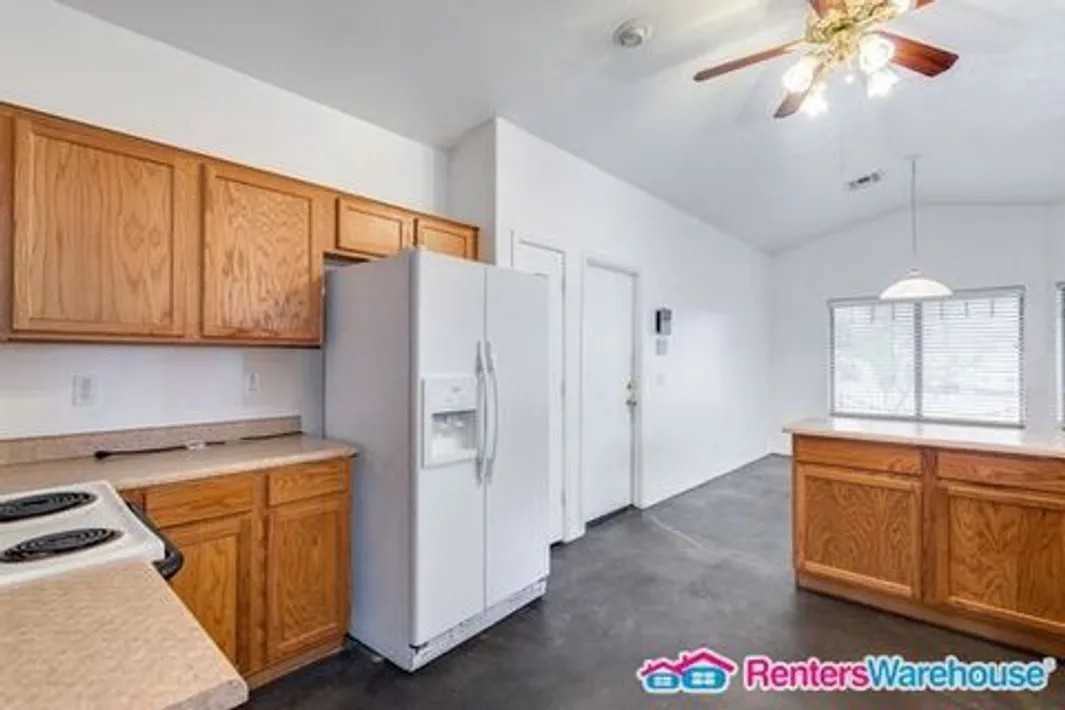 7519 S 43rd Dr - Photo 3 of 23