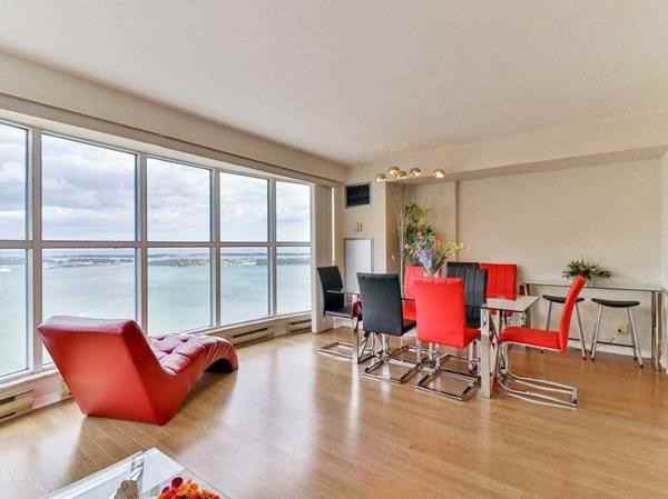 99 Harbour Square #3902