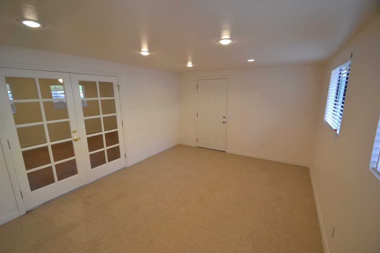 11307 Kelowna St - Photo 3 of 7