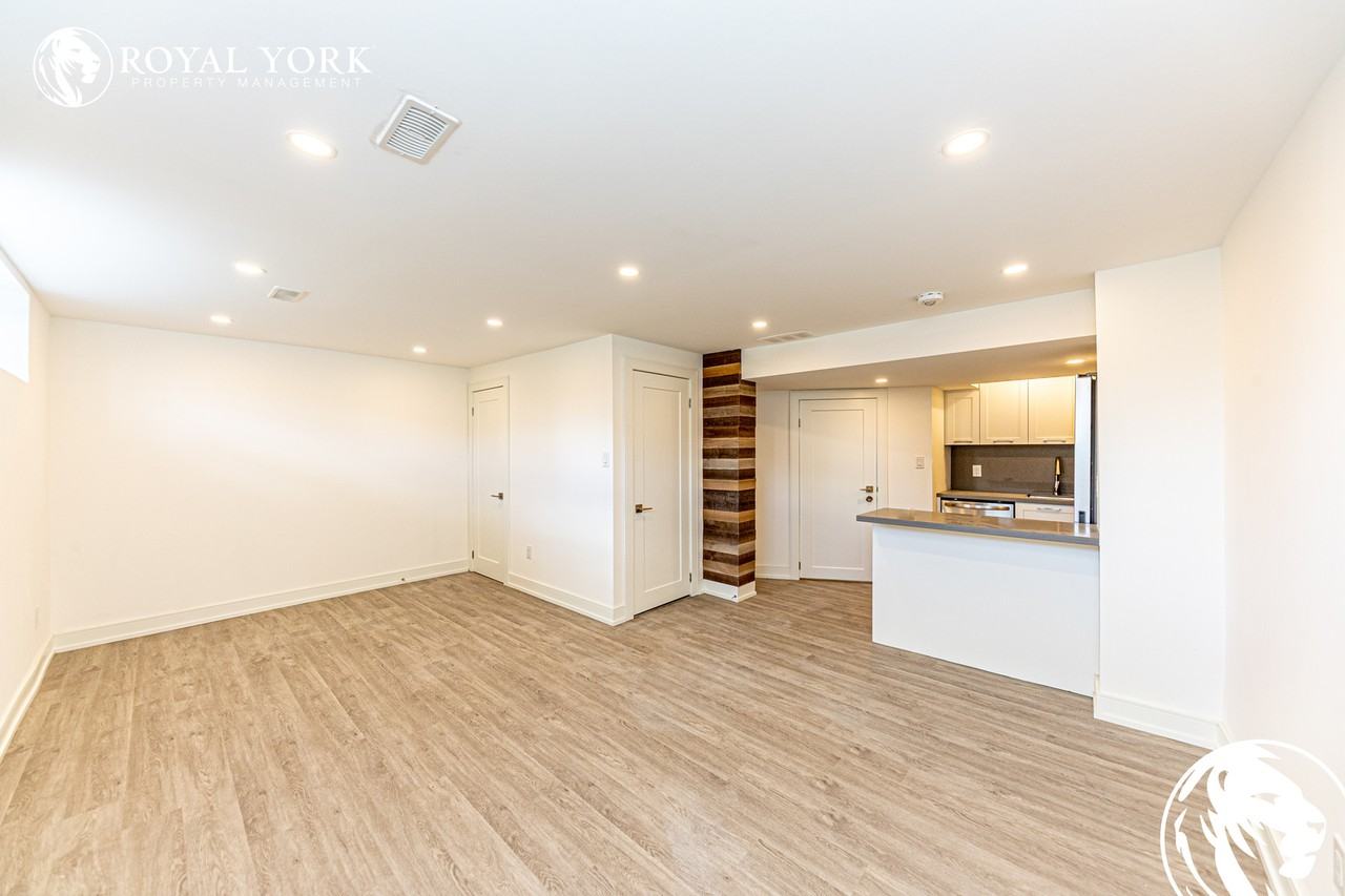 36 Goodman Cres #2R - Photo 2 of 8