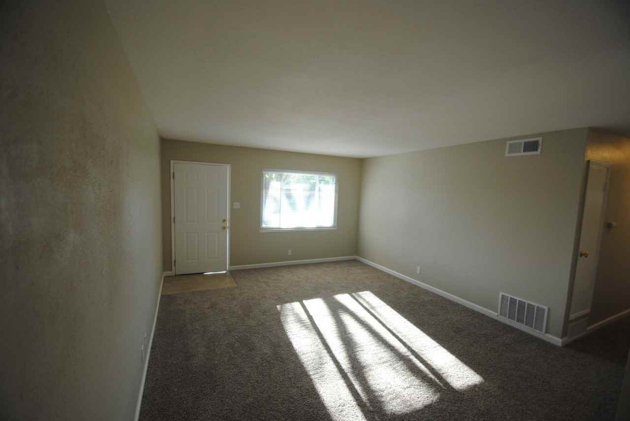 6809 Whitsett Dr - Photo 3 of 9