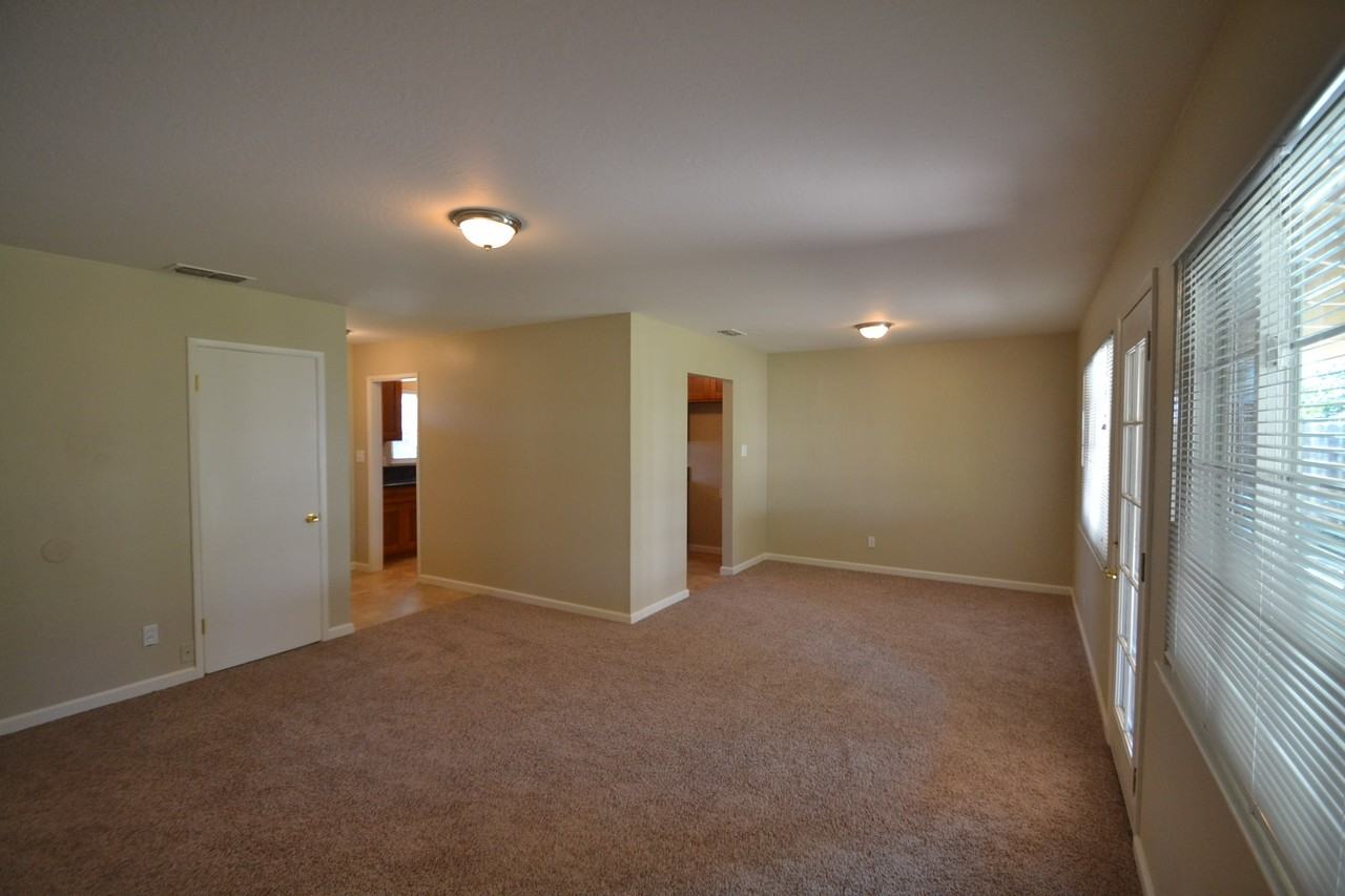 6721 Stoneman Dr - Photo 3 of 7