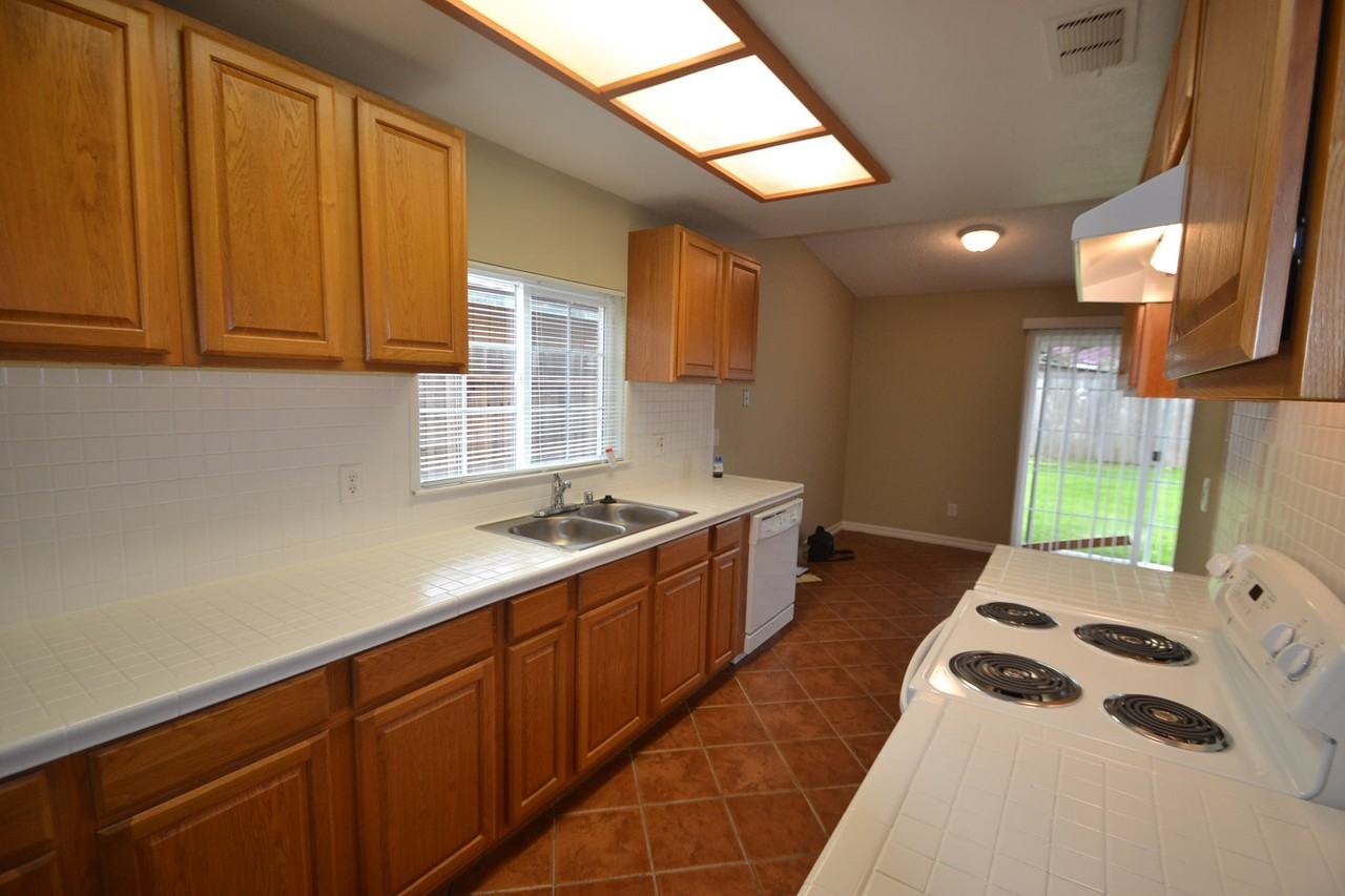 1033 Carrie St - Photo 2 of 10