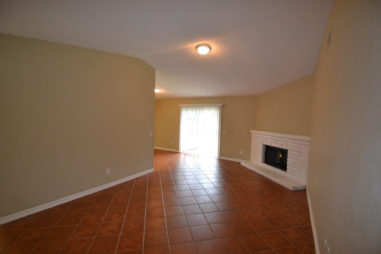 1033 Carrie St - Photo 3 of 10