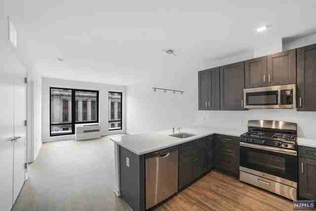 915-933 Broad St Unit 218