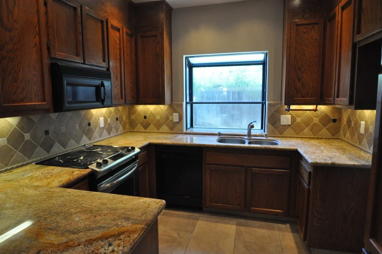 1929 Cypress Ct - Photo 2 of 9