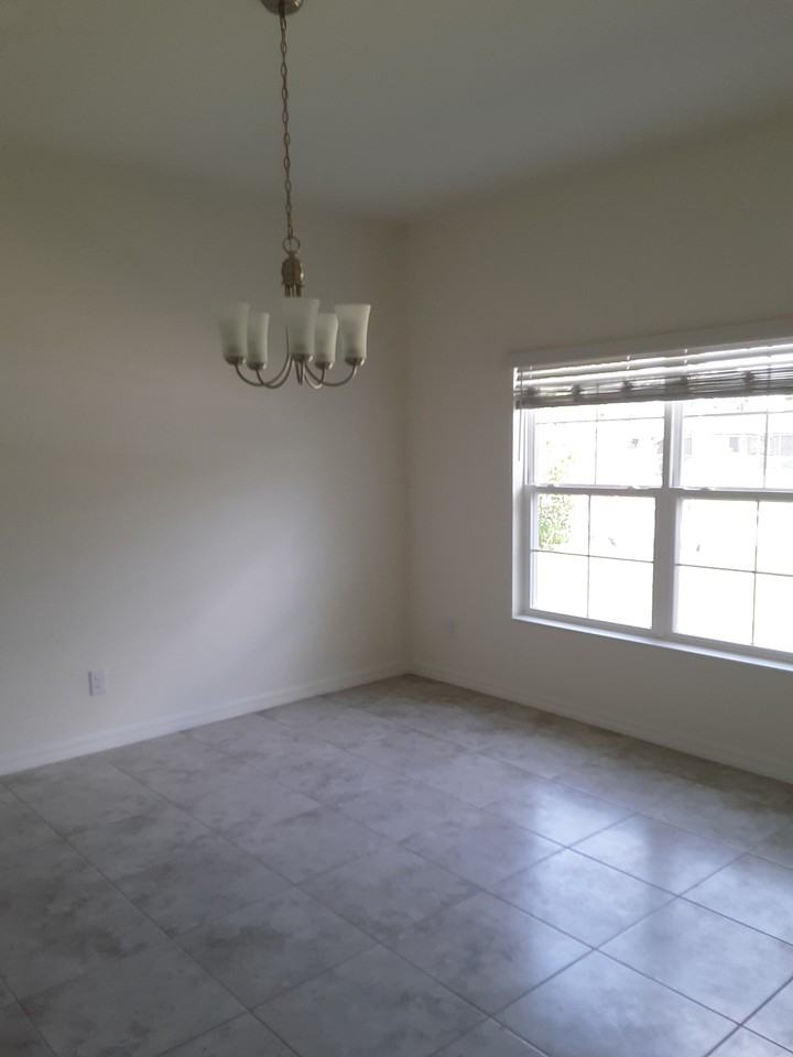 3955 Radcliff Avenue - Photo 3 of 9