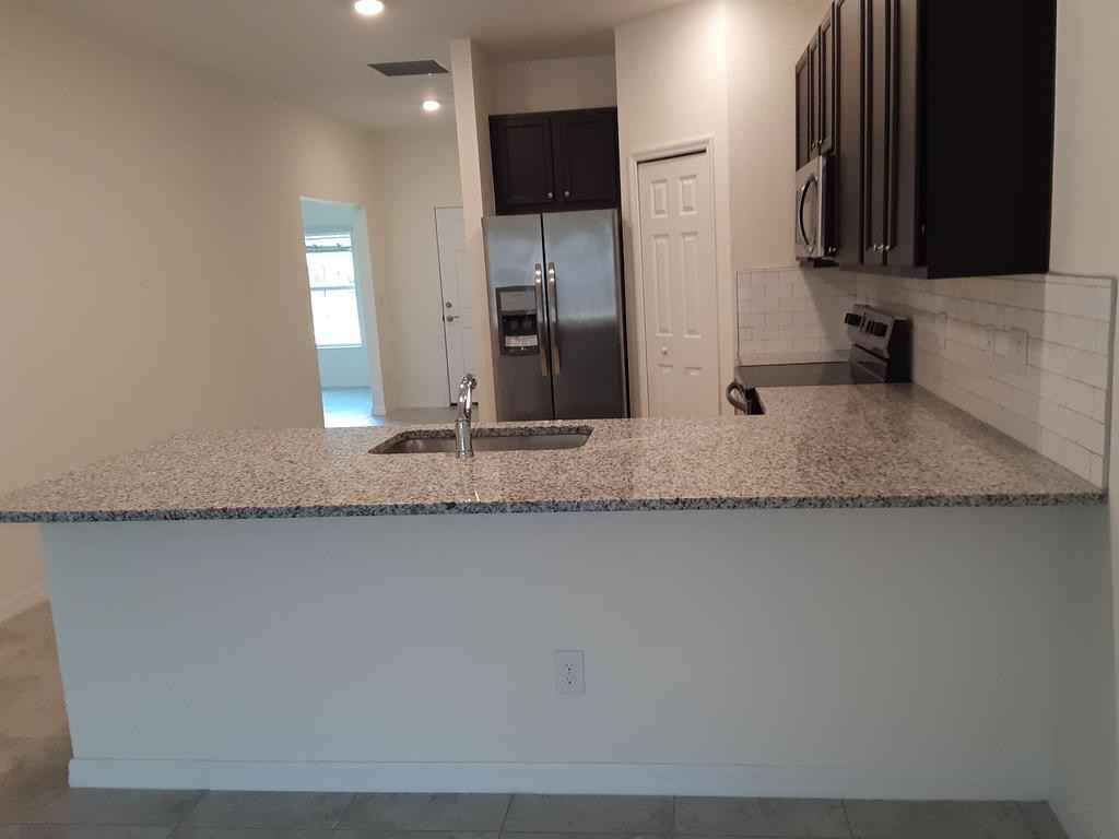 3955 Radcliff Avenue - Photo 2 of 9