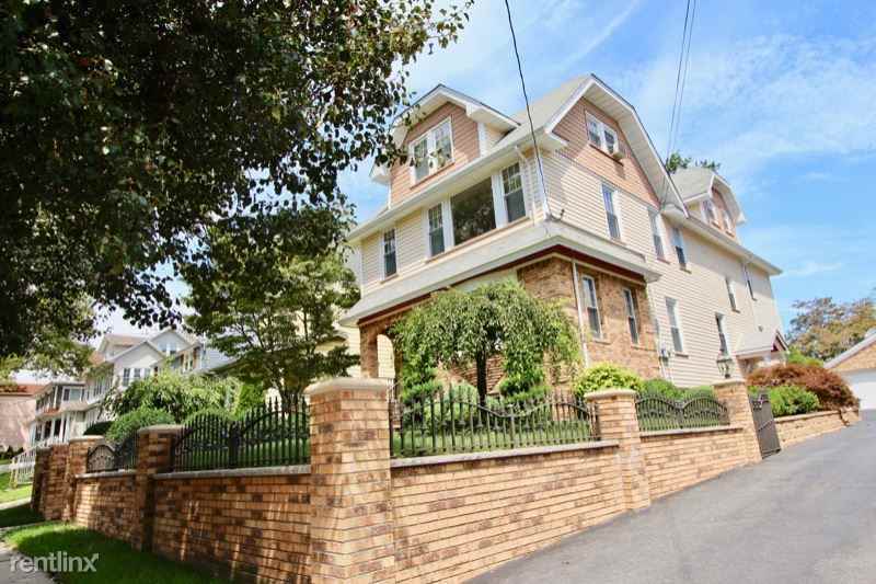 33 33 Oakwood Ave 2 - Photo 2 of 27