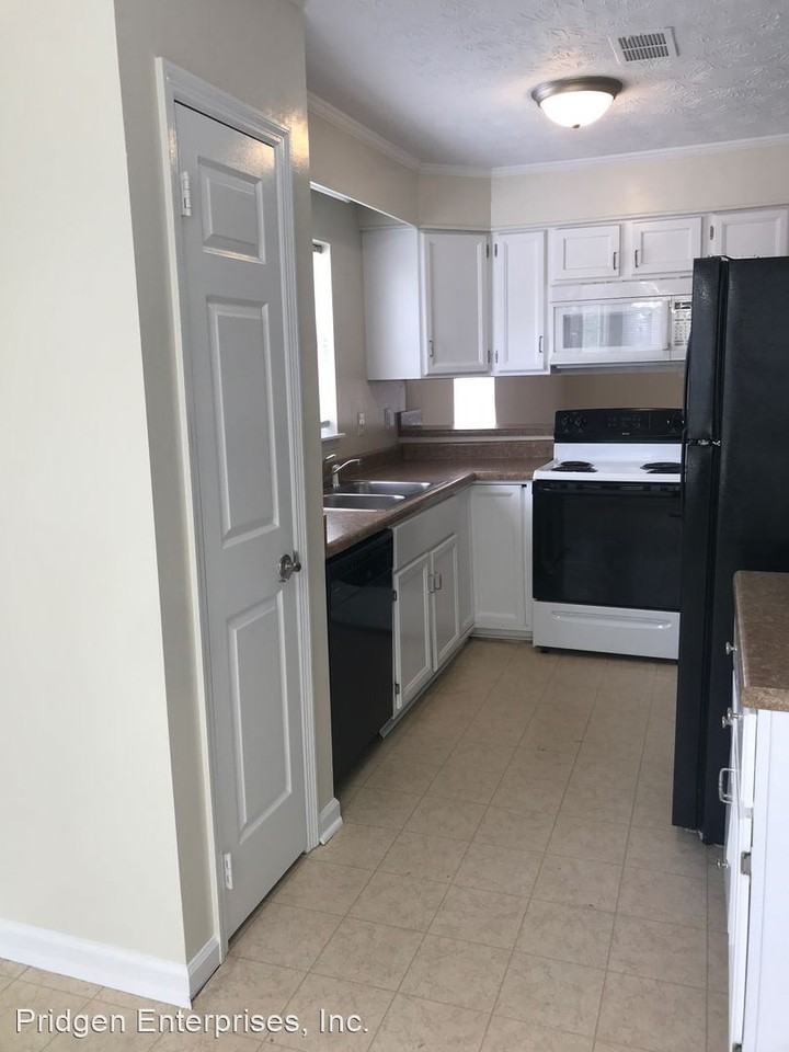 120-145 A-D Cumberland Court - Photo 3 of 14