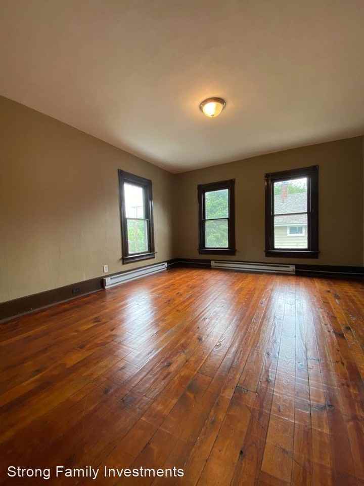 765 W Wilson St - Photo 3 of 8